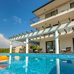 فيلة Luxury Rivabel مالينسكا